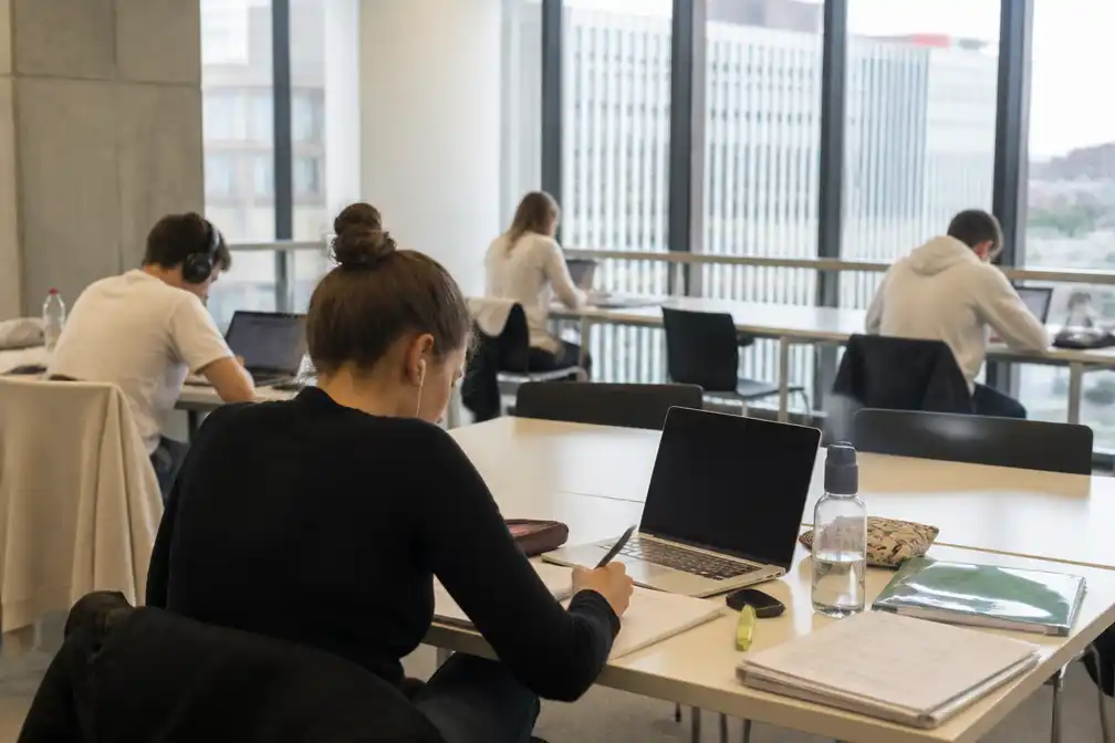 Actiris opent studieruimte voor studenten met herexamens in Brussel
