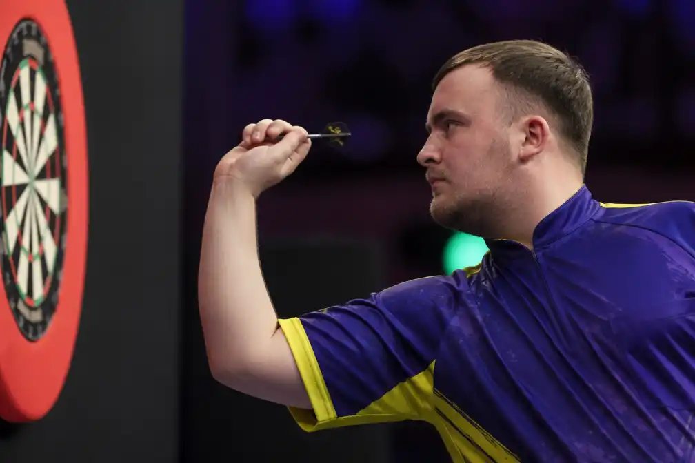 Luke Littler wint World Matchplay met recordgemiddelde, schudt dartranglijst op