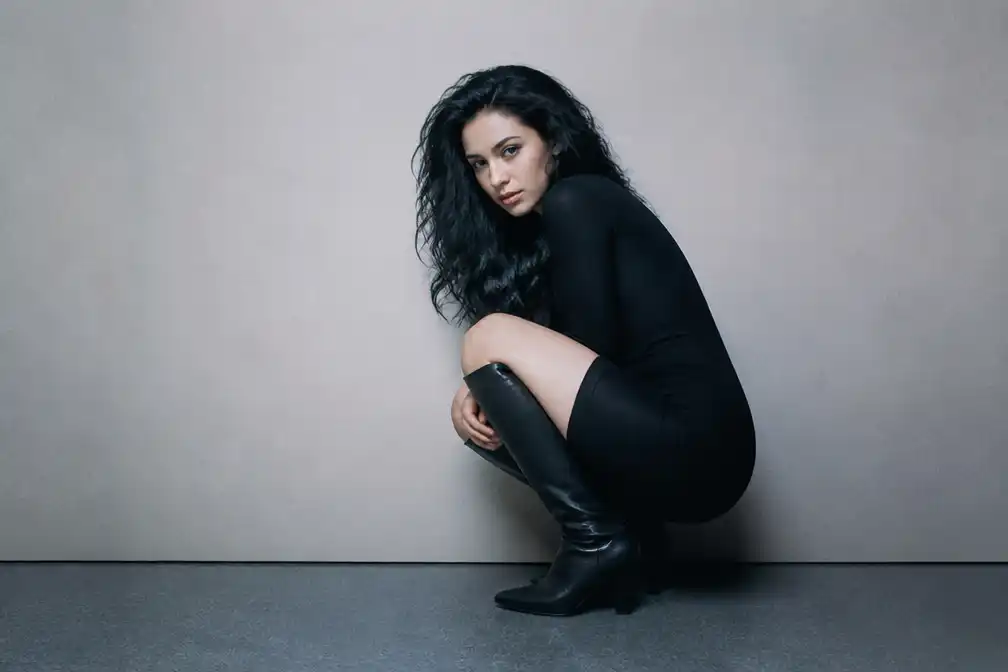 Portret van Charli XCX toegevoegd aan collectie National Portrait Gallery