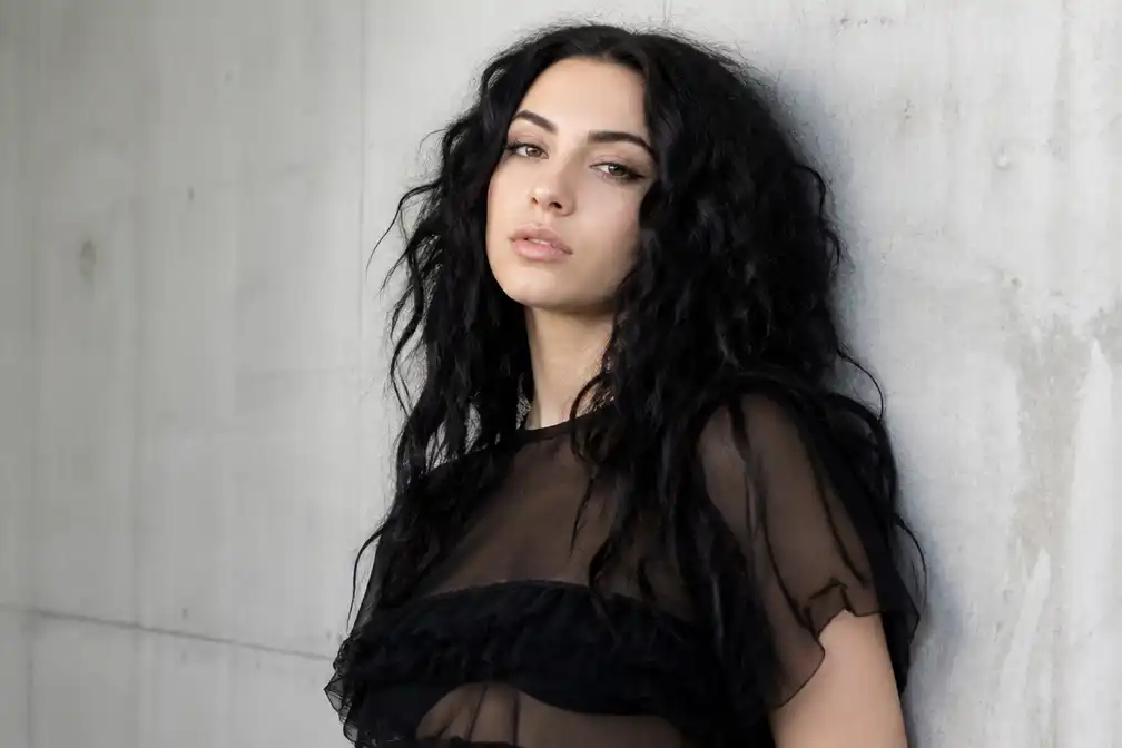 Charli xcx brengt met tegenzin b-kant van album Music, Fashion, Film uit op iTunes