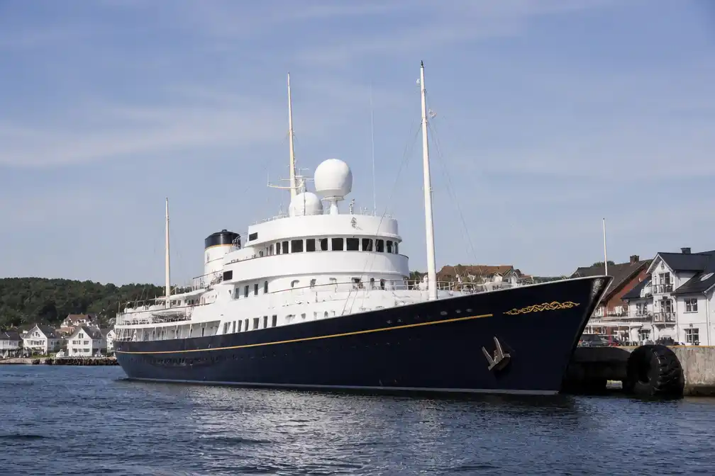 Noorse koninklijke familie op vakantie in Kristiansand, koninklijk schip Norge aangemeerd