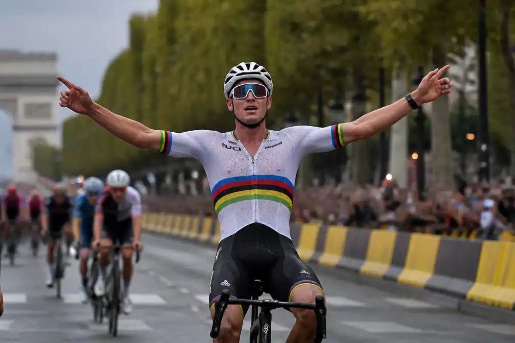 Mathieu van der Poel wint op Champs-Élysées, lezers kiezen meest iconische zege