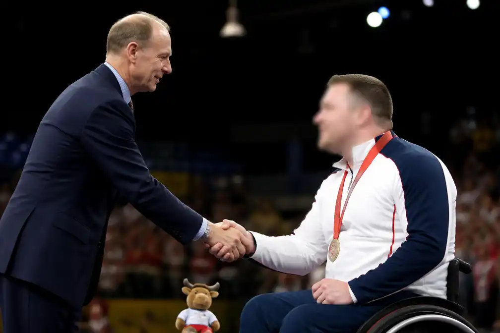 Prins Edward reikt prijzen uit bij Commonwealth Games in Glasgow