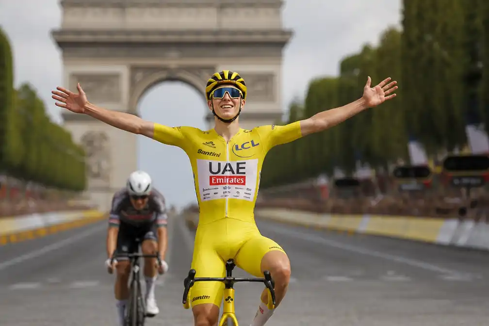 Pogacar wint vijfde Tour de France, evenaart record van vijf legendes