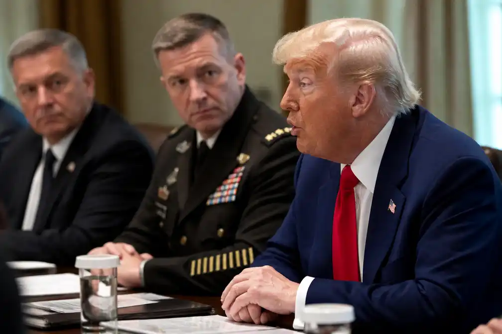 Trump staakt bombardementen op Iran na waarschuwing generaal, dreigt met terugkeer naar militair geweld