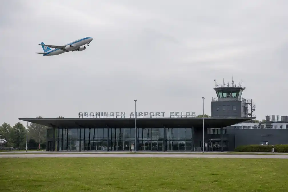Groningen Airport Eelde zakt verder in de rode cijfers, DVHN roept kabinet op tot hulp