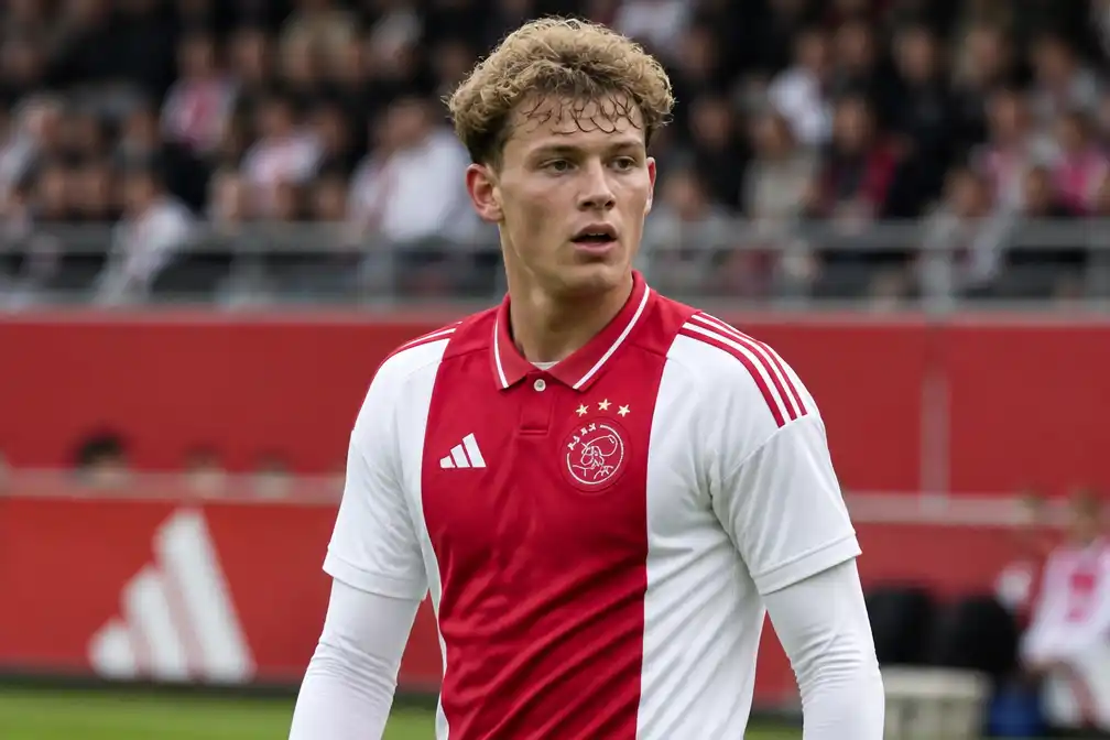 Ajax verhuurt spits Julian Rijkhoff aan FC Andorra voor seizoen 2026-27