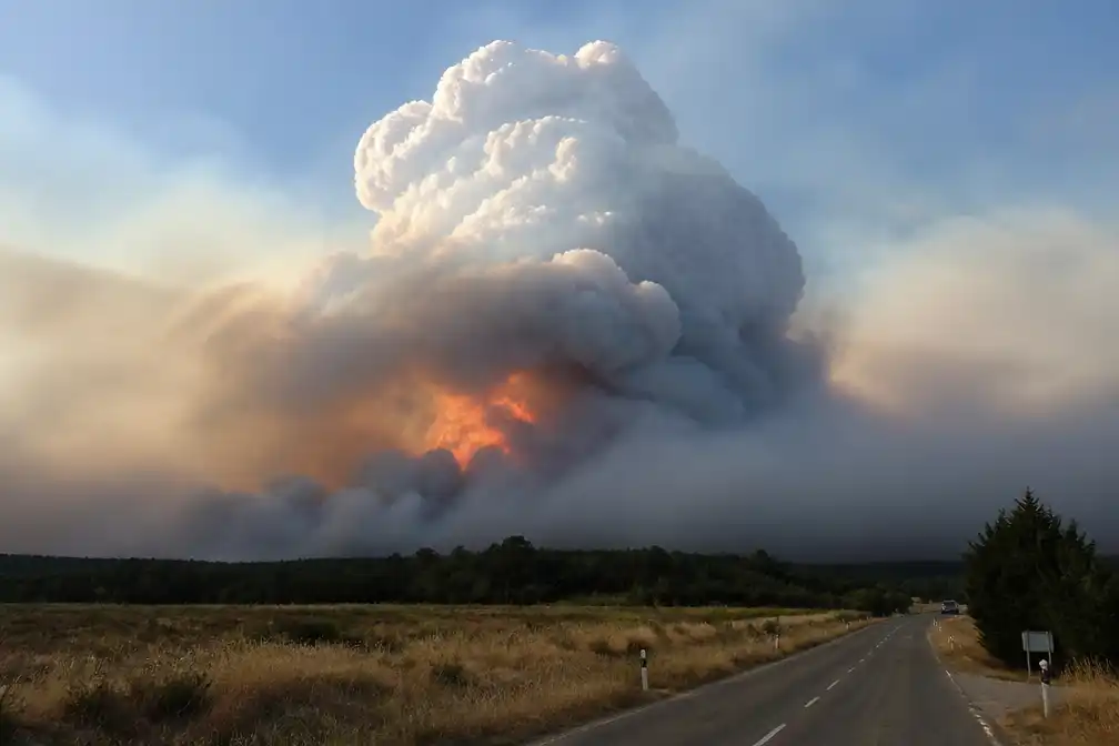 Eerste vuurwolk ooit waargenomen in Frankrijk bij bosbranden Bordeaux