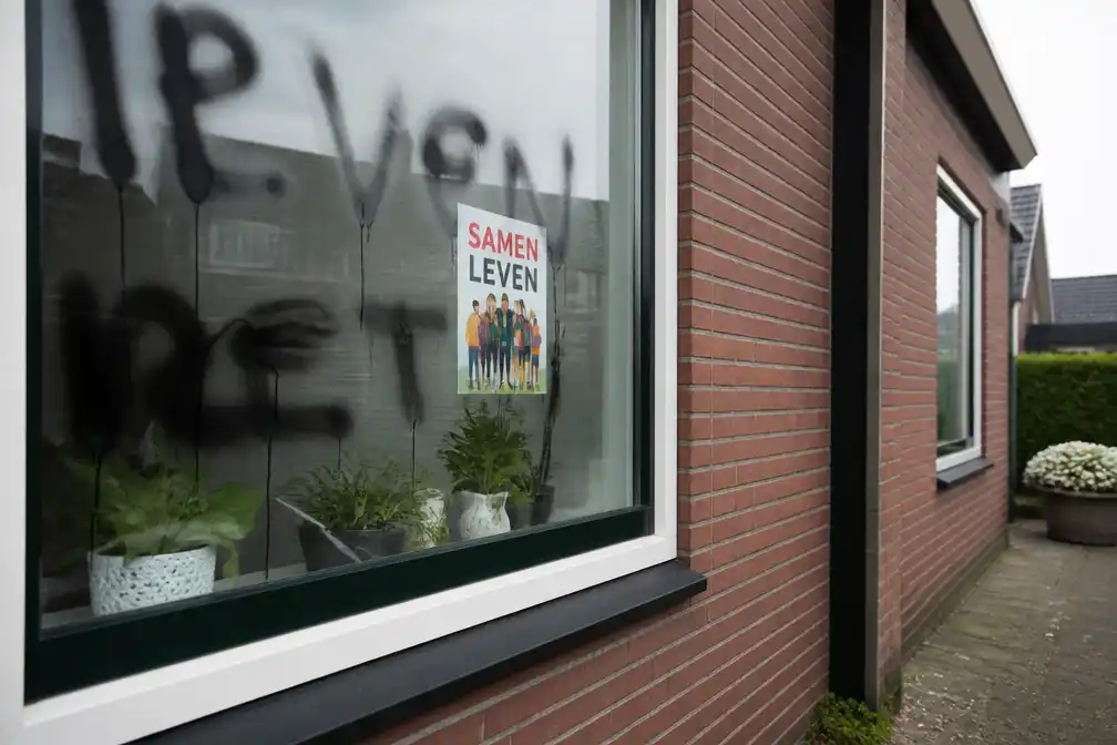 Huis beklad met haatdragende leuzen om azc in Brabantse dorpen