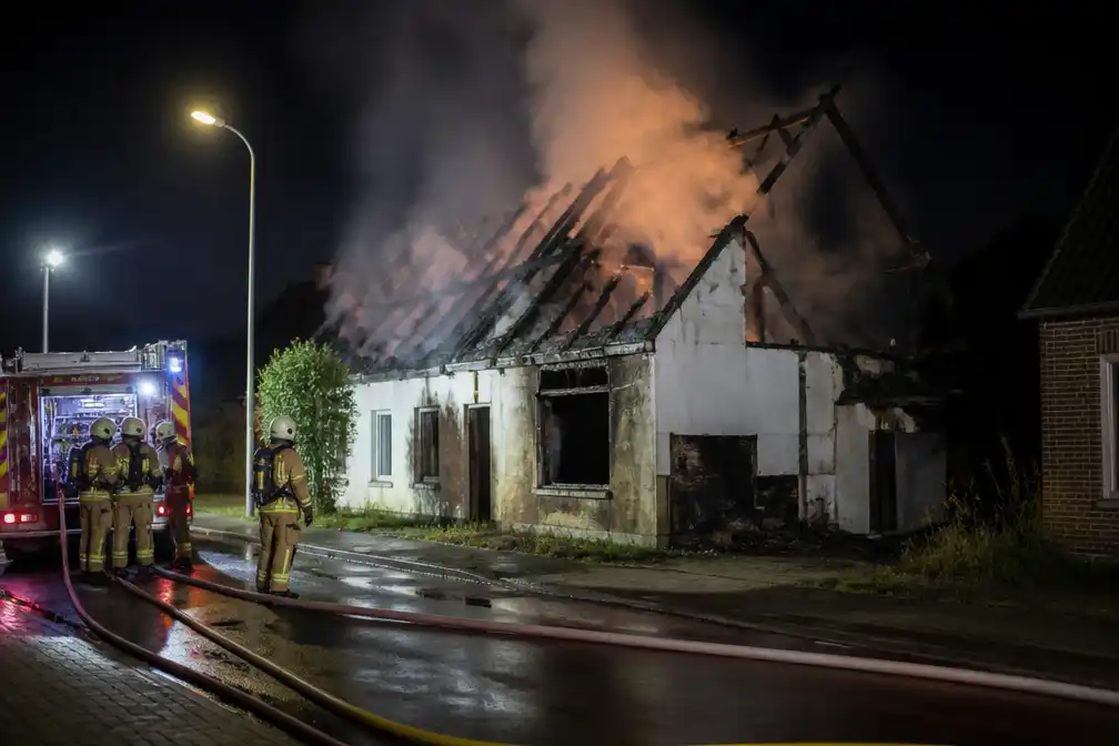 Brand verwoest leegstaande woning in Ruien, buren voorkomen erger