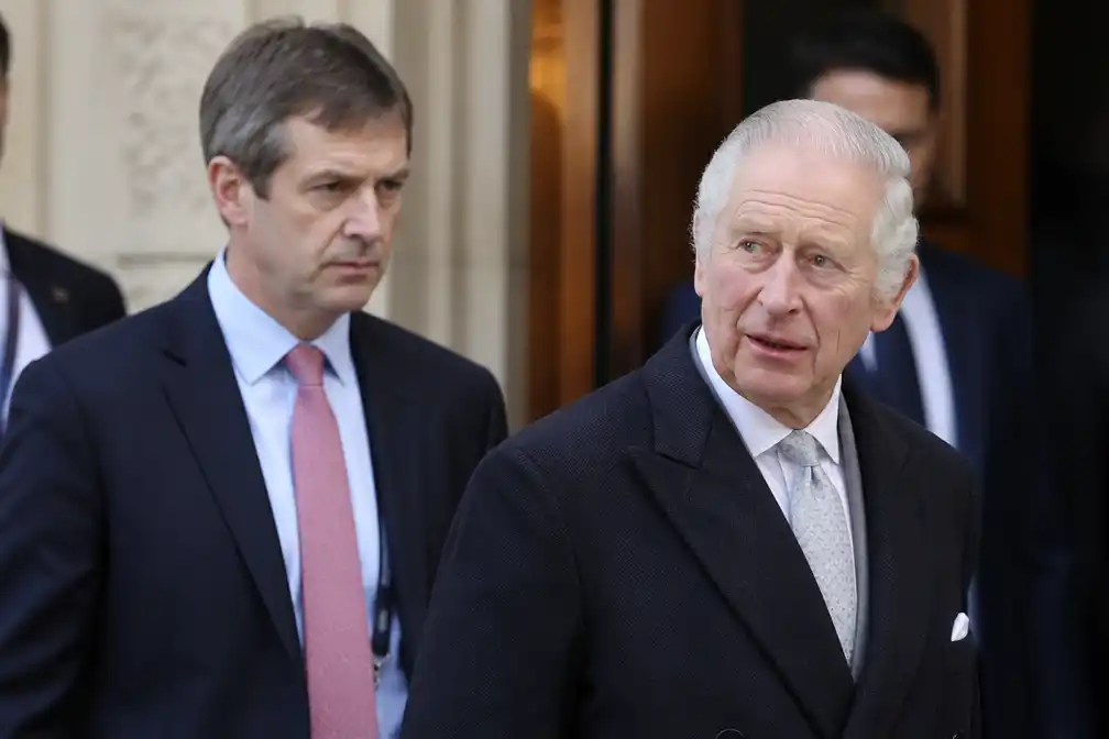 Belangrijke adviseur Clive Alderton verlaat Koning Charles volgend jaar