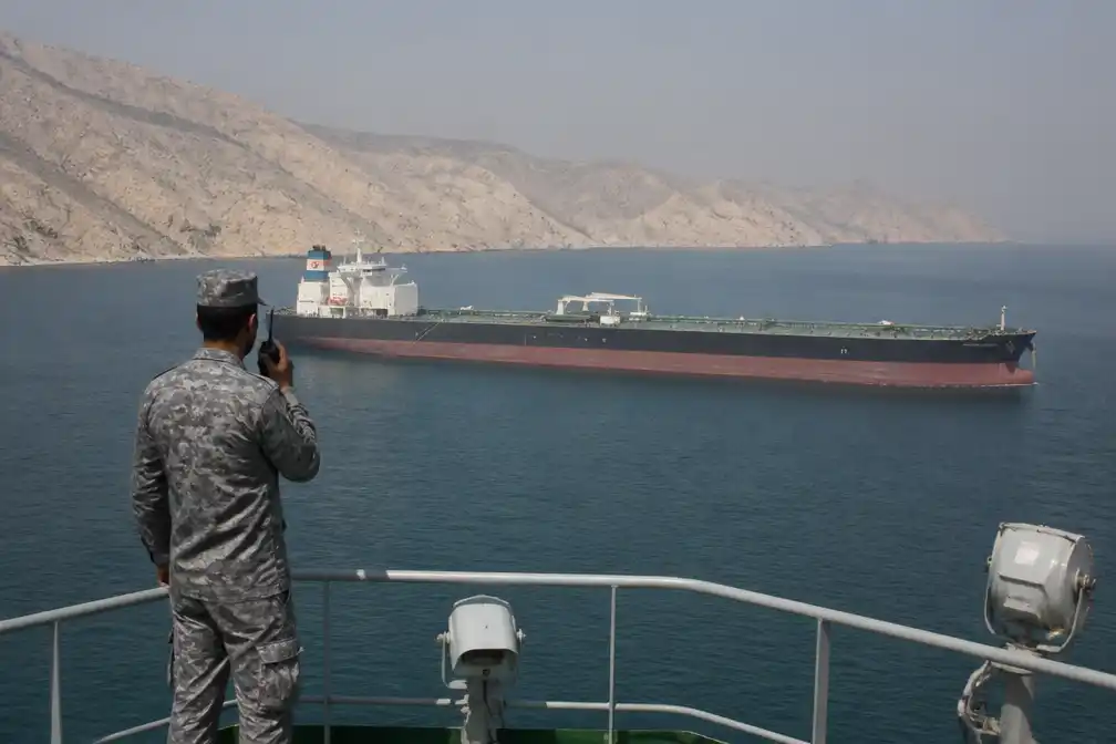 Iran gaat 'maritieme servicekosten' rekenen in Straat van Hormuz