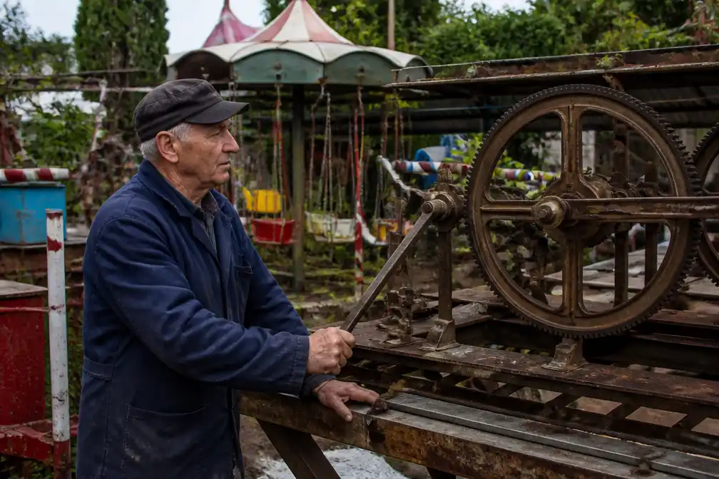 Italiaan (89) bouwt al 60 jaar pretpark zonder stroom