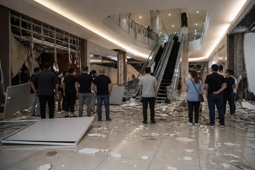 Aardbeving met magnitude 7.1 houdt mensen vast in Japans winkelcentrum
