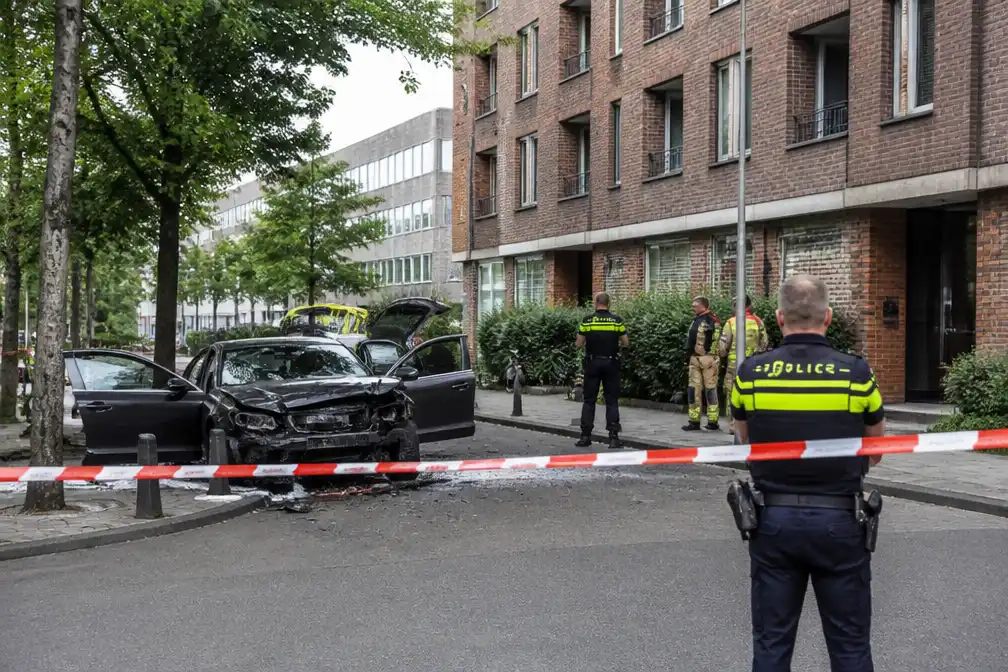 Politie Amsterdam ontruimt gebouwen na crash met mogelijk explosief
