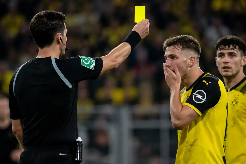 Gele kaart in Bundesliga voor bedekken mond bij confrontatie