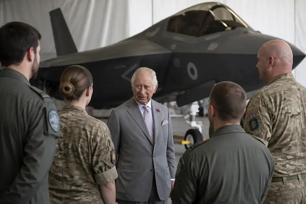 Koning Charles bezoekt RAF Marham, bekijkt F-35B Lightning