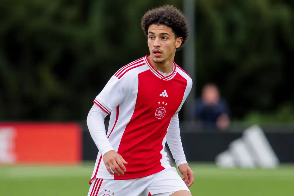 Ajax-tiener Abdellah Ouazane maakt indruk in voorbereiding en mikt op eerste elftal