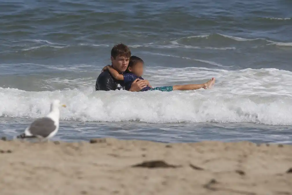 Tienerredder (16) redt 10-jarige jongen uit ruwe zee bij Santa Cruz