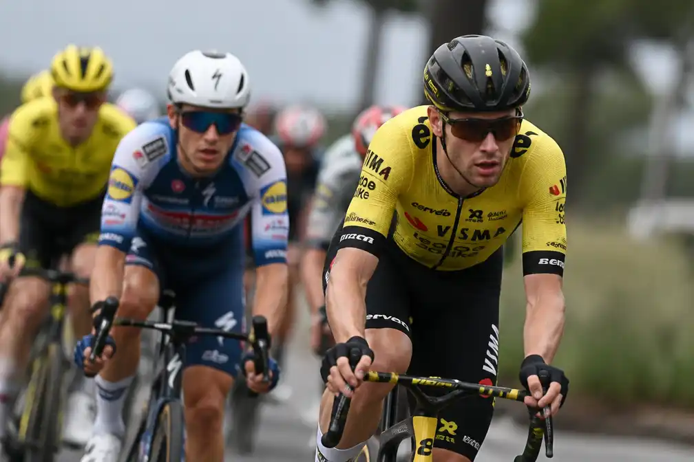 Wout van Aert keert 48 dagen na zware ellebooginfectie terug in Ronde van Denemarken