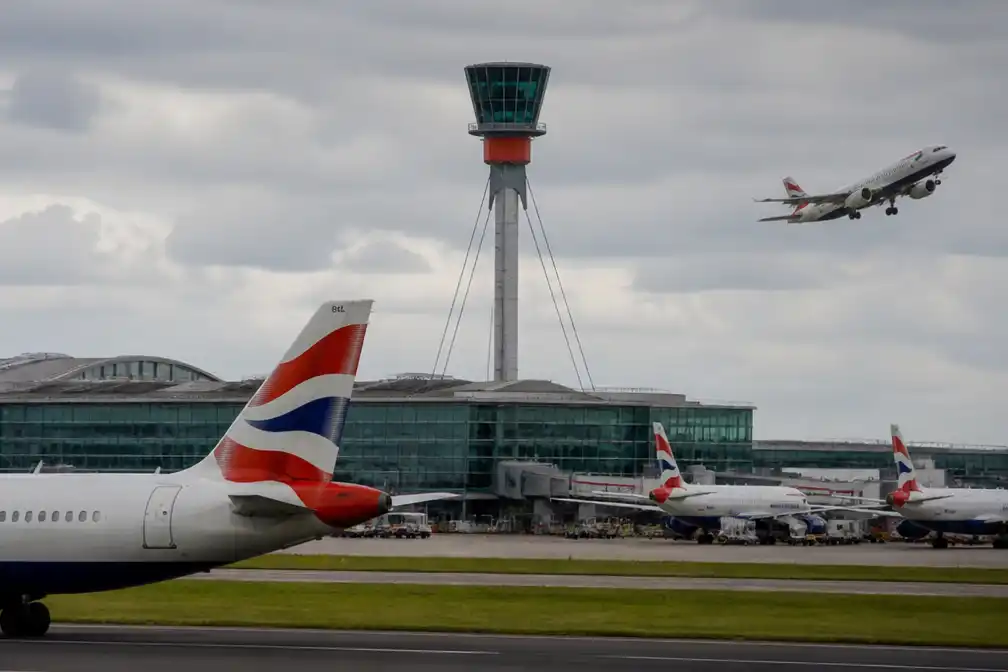 Heathrow mag 320 miljoen pond aan uitbreidingskosten verhalen, reizigers betalen meer