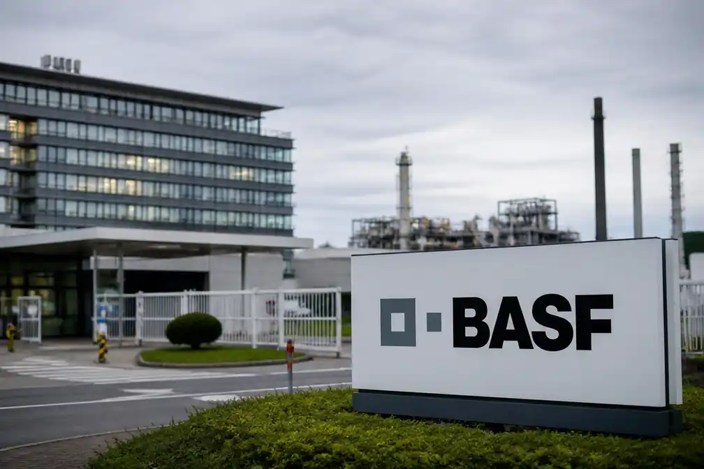 BASF brengt landbouwtak naar beurs en verhoogt winstverwachting