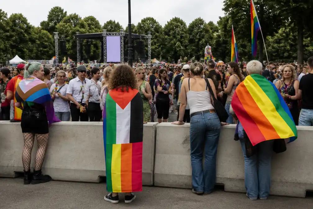 Wereldpride in Amsterdam verscherpt veiligheid na aanslag Berlijn; Madonna treedt op