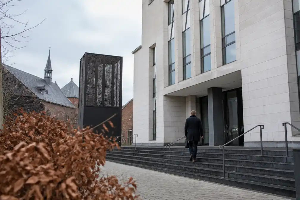 Man die vader en zus wurgde om drugsgeld krijgt voorwaardelijke celstraf, familie opgelucht