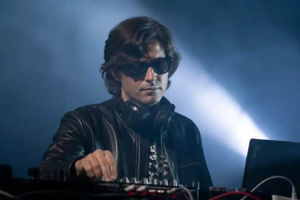 Franse dj Kavinsky, bekend van 'Nightcall', dood aangetroffen in woning in Parijs op 50-jarige leeftijd