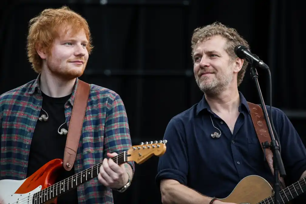 Ed Sheeran diepbedroefd om dood Ierse zanger Glen Hansard (56) na motorongeluk