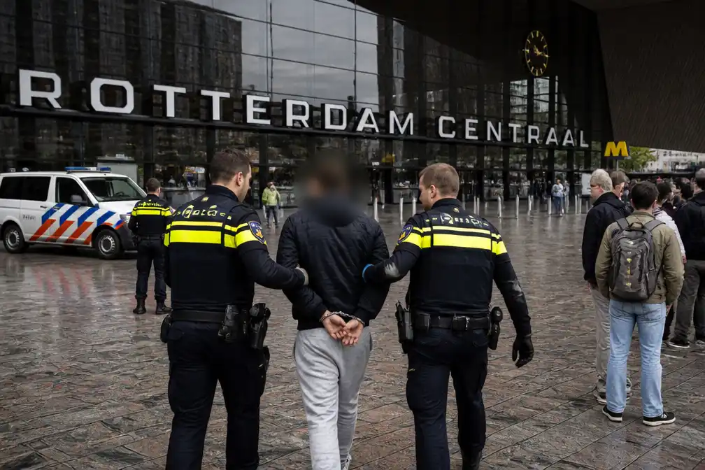 Man schiet in lucht in stationshal Rotterdam Centraal, geen gewonden