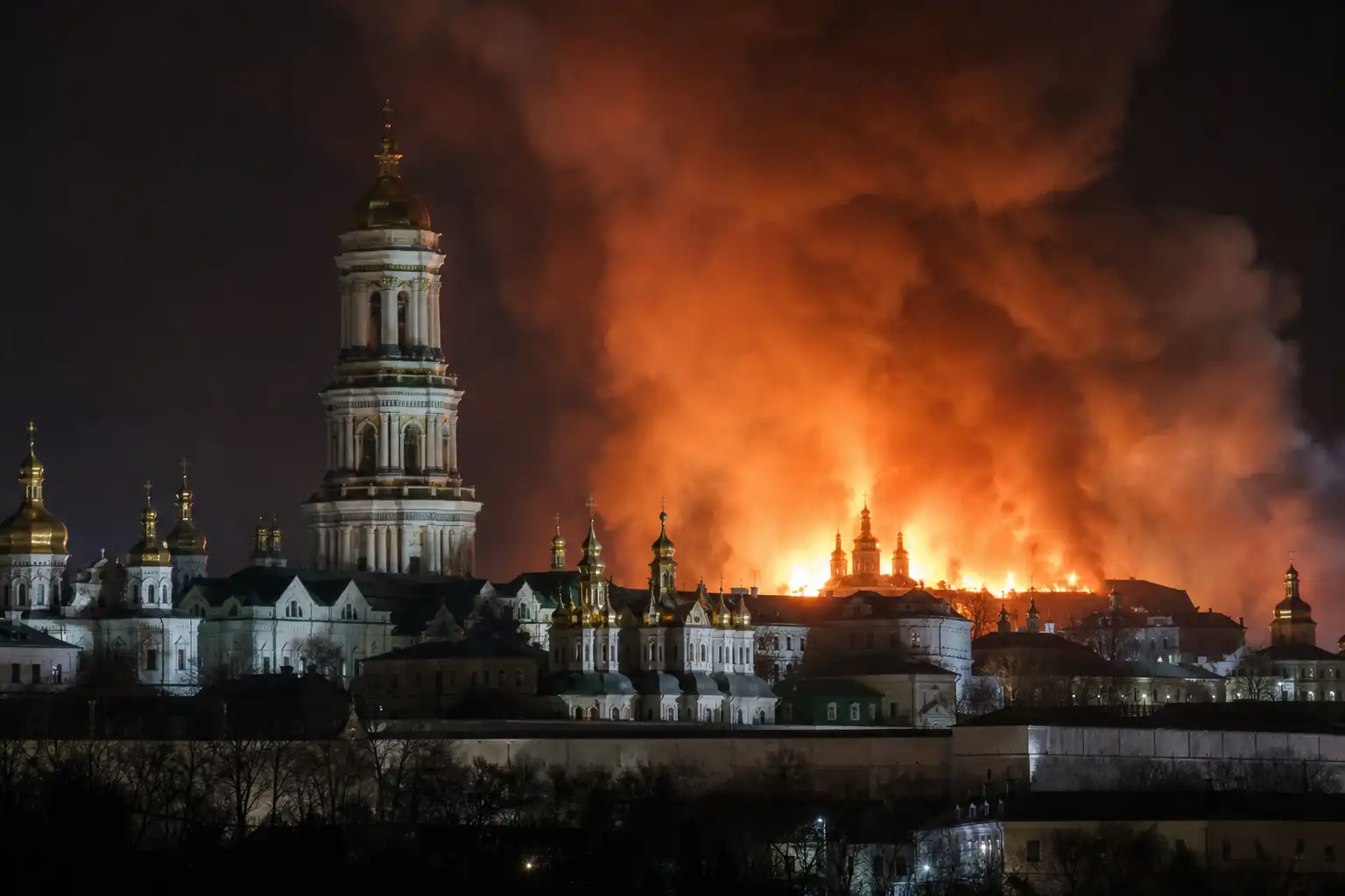 Russische drone-aanval op Holenklooster in Kyiv veroorzaakt brand, roept vragen op
