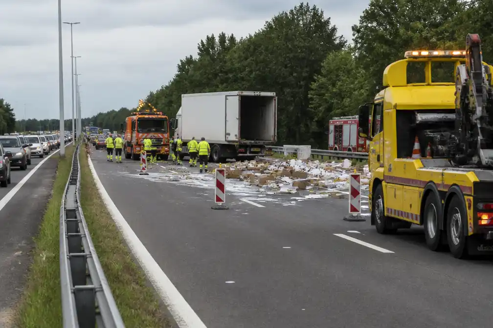 Drie rijstroken dicht op E40 bij Aalst na ongeval met ladingverlies