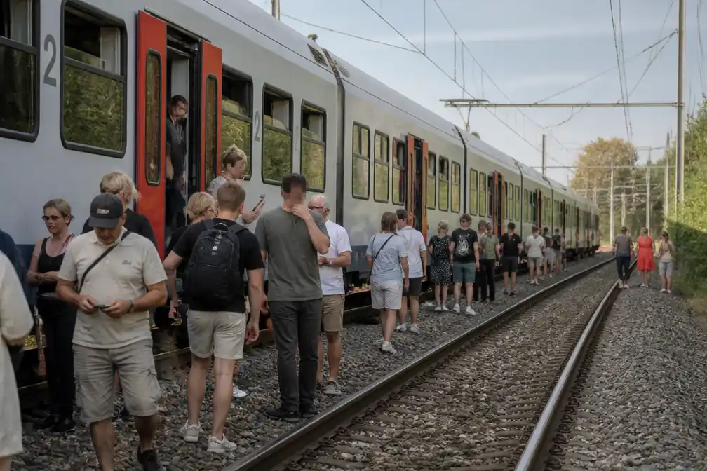 Reizigers vast op snikhete trein na noodstop bij Wetteren