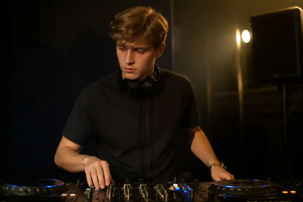Belgische prins Emmanuel deelt eerste foto als dj na jaar anonimiteit
