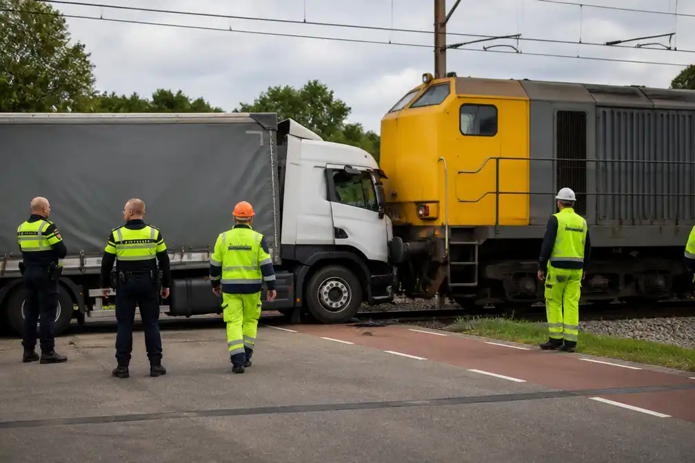 Vrachtwagen botst met goederentrein op Noorderlaan, geen gewonden of chemische lekken