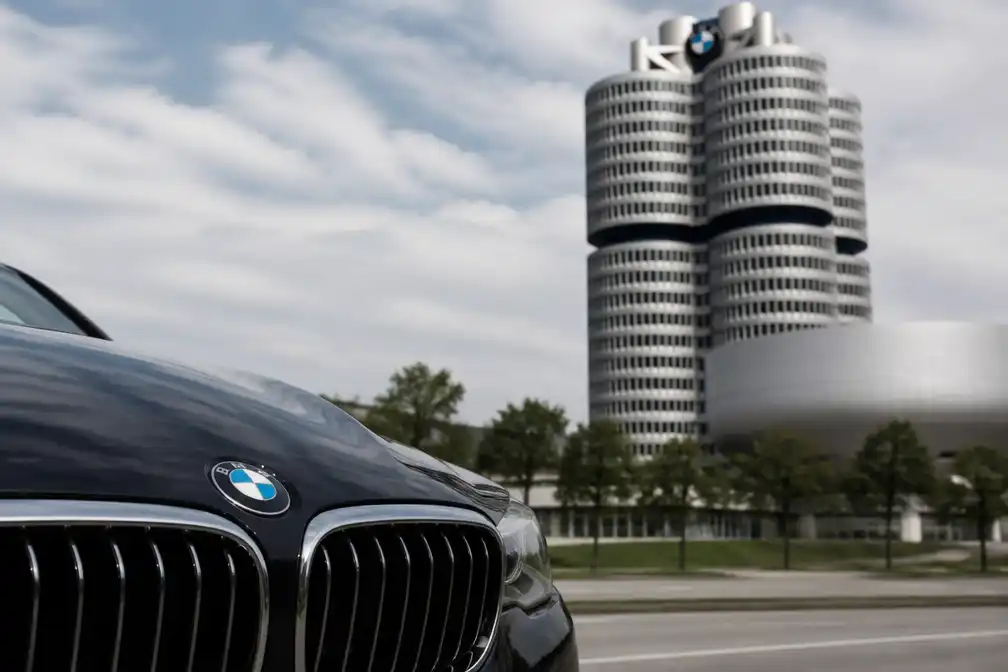 Winst BMW met 35 procent gedaald in tweede kwartaal, reorganisatie aangekondigd