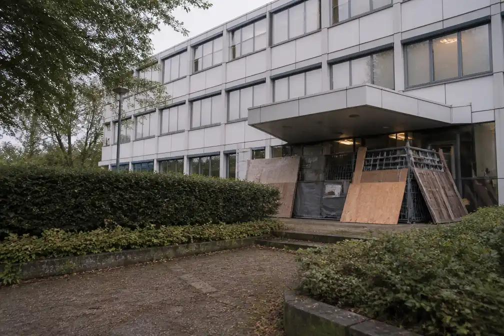 Krakers bezetten toekomstig asielzoekerscentrum in Diemen: 'Buurt steunt ons'