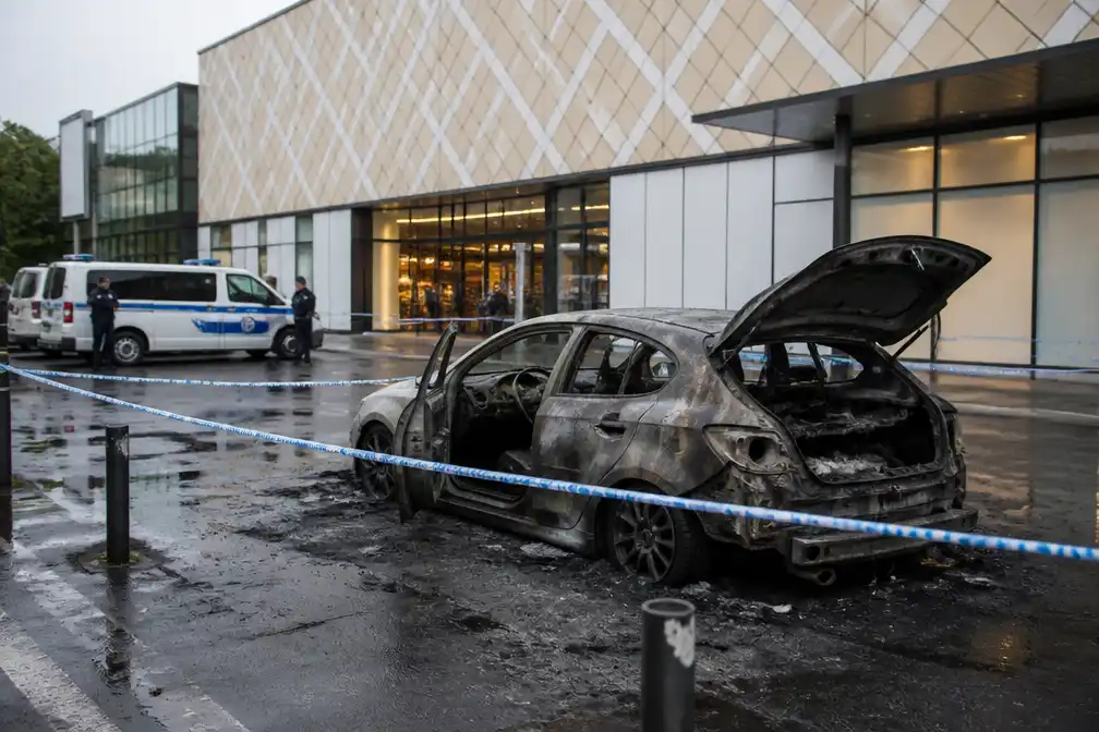 Inbrekers plunderen juwelier en steken auto in brand in Westland Shopping Anderlecht