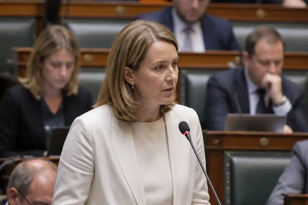 Minister De Ridder opgeroepen voor vervroegde zitting over luchthavendeal