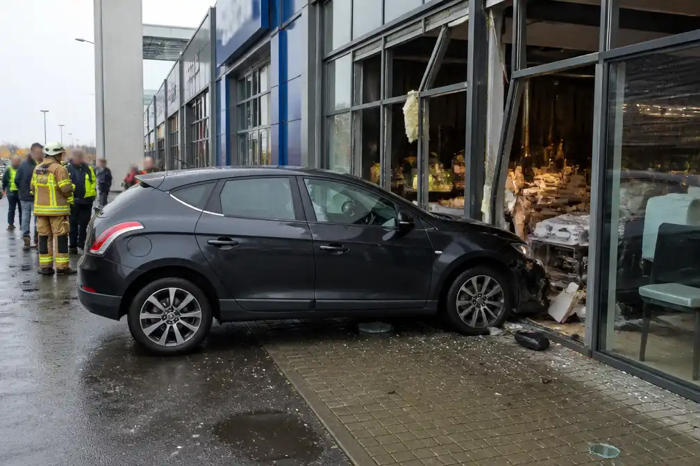 Auto rijdt tegen winkelpuien in Ieper, bestuurster naar ziekenhuis