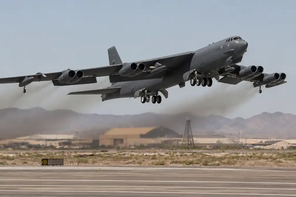 B-52 bommenwerper neergestort na opstijgen op Edwards Air Force Base