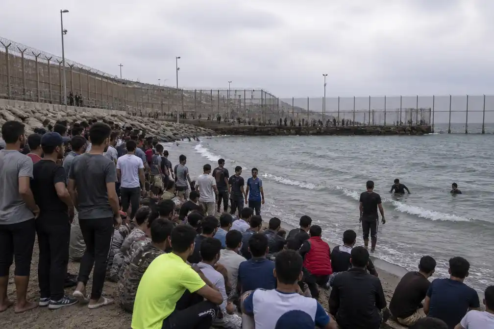 Noodtoestand uitgeroepen in Spaanse enclave Ceuta na massale migratiegolf uit Marokko