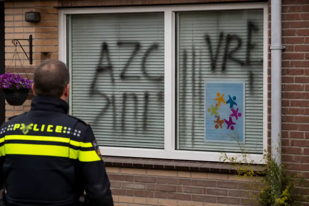 Vandalisme tegen azc-voorstanders in Engelen leidt tot landelijke toename posterbestellingen