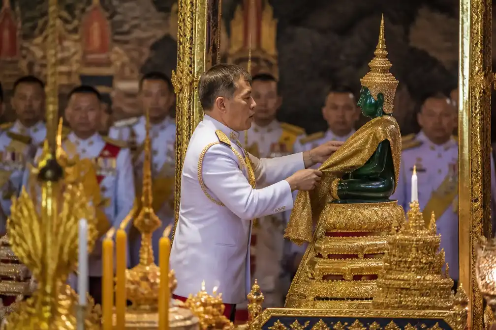 Thaise koning verkleedt Smaragdgroene Boeddha tijdens ceremonie in Bangkok