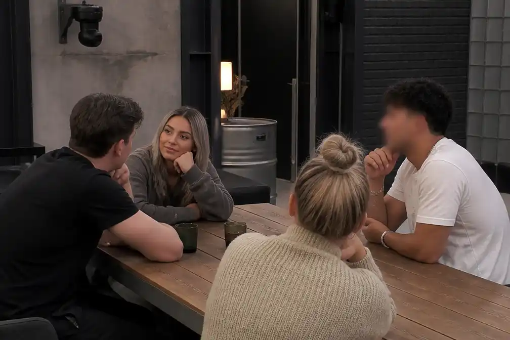 Diederik houdt zich in voor Anouk; Fabie geërgerd door zingende huisgenoot in De bondgenoten