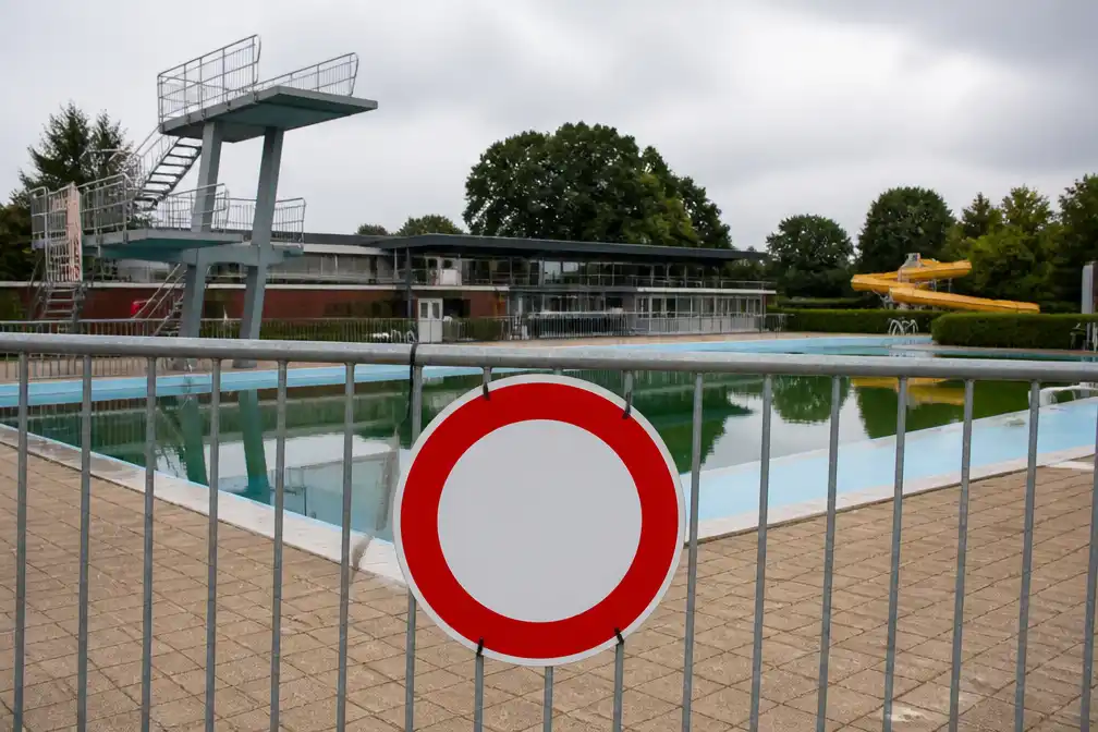 Zwembad Ter Kommen in Hoeselt per direct dicht, minstens 2 jaar door betonrot