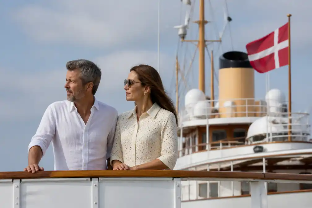 Deense koning Frederik en koningin Mary op vakantie met koninklijk jacht Dannebrog