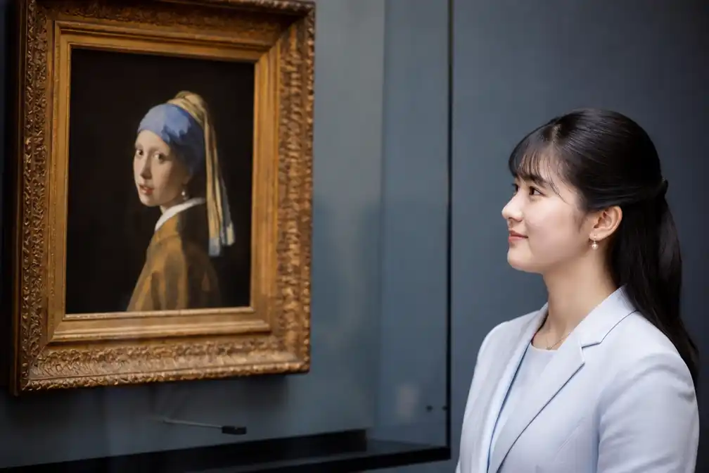 Japanse prinses Aiko bekijkt Vermeers 'Meisje met de parel' in Osaka op 20 augustus