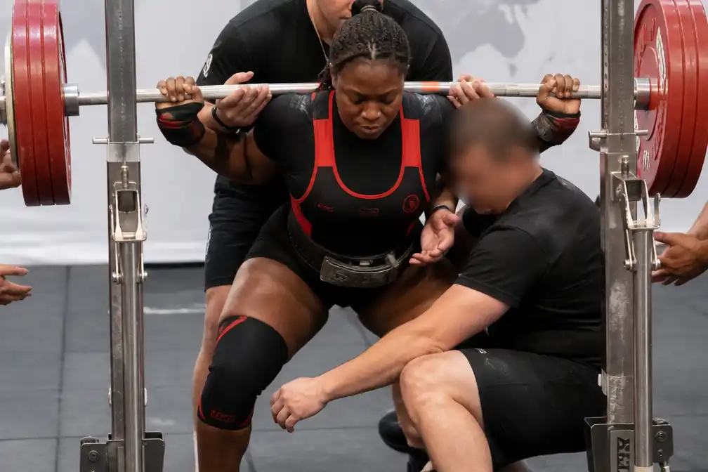 Belgische powerliftster Sonita Muluh gesaboteerd door racistische spotter op WK